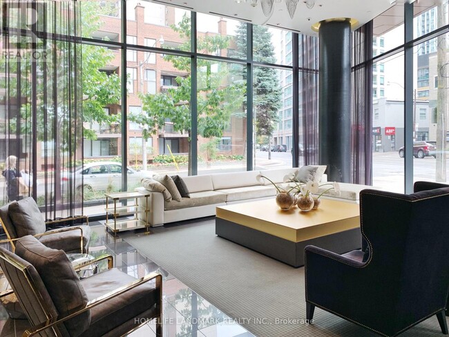 32-2532 Davenport Rd in Toronto, ON - Building Photo - Building Photo