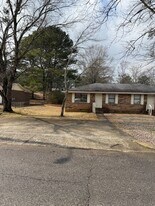 907 Ivan Dr SW in Jacksonville, AL - Building Photo