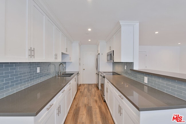 136 S Palm Dr in Beverly Hills, CA - Building Photo - Building Photo