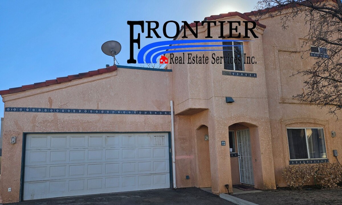 2320 E Ave Q4 in Palmdale, CA - Foto de edificio