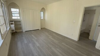 116 S Mathews St in Los Angeles, CA - Building Photo