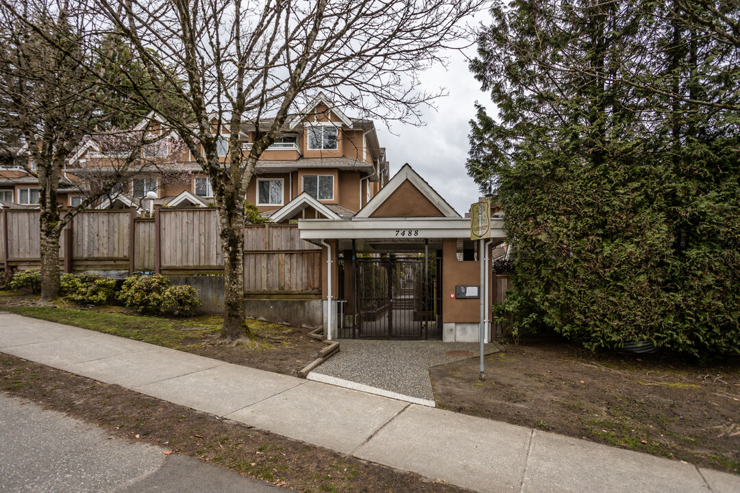 7488 Salisbury Av in Burnaby, BC - Building Photo