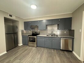 1821 Sanford Dr in Little Rock, AR - Building Photo