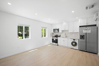 16701 Itasca St in Northridge, CA - Building Photo - Building Photo