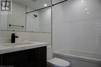 588 Barton St E in Hamilton, ON - Building Photo - Building Photo