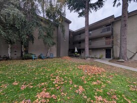 2550 Thorndyke Ave W in Seattle, WA - Building Photo