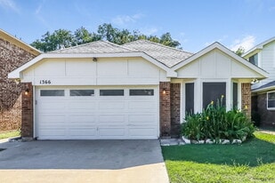 1366 Chinaberry Dr in Lewisville, TX - Building Photo