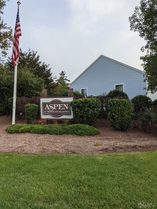 2307 Aspen Dr in Plainsboro, NJ - Building Photo