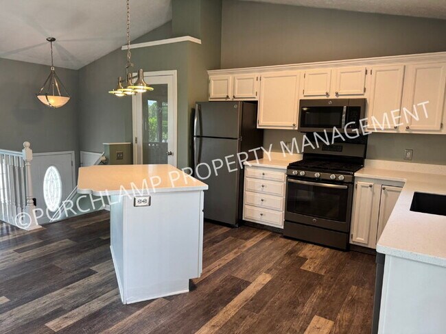 6235 Cascade Rd SE in Grand Rapids, MI - Building Photo - Building Photo