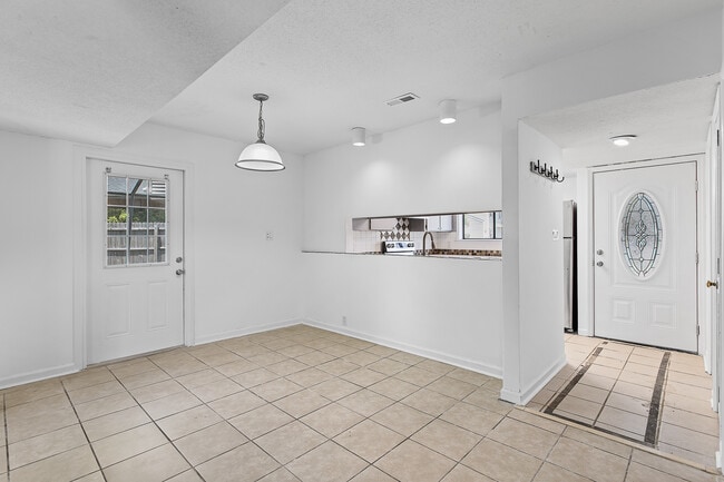 220 W Saltwood Pl in Jacksonville, NC - Building Photo - Building Photo
