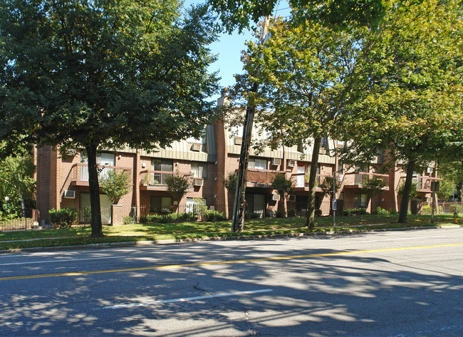 492 Broadway in White Plains, NY - Foto de edificio - Building Photo