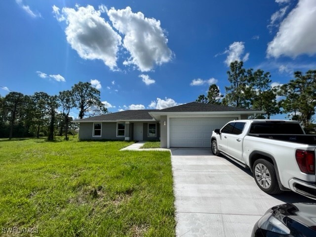 842 Cervantes St E in Lehigh Acres, FL - Foto de edificio - Building Photo