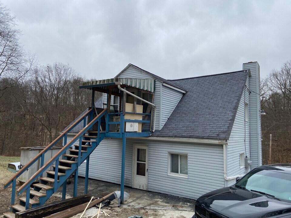 742 Pony Farm Road, Unit Apt 1 in Kittanning, PA - Building Photo