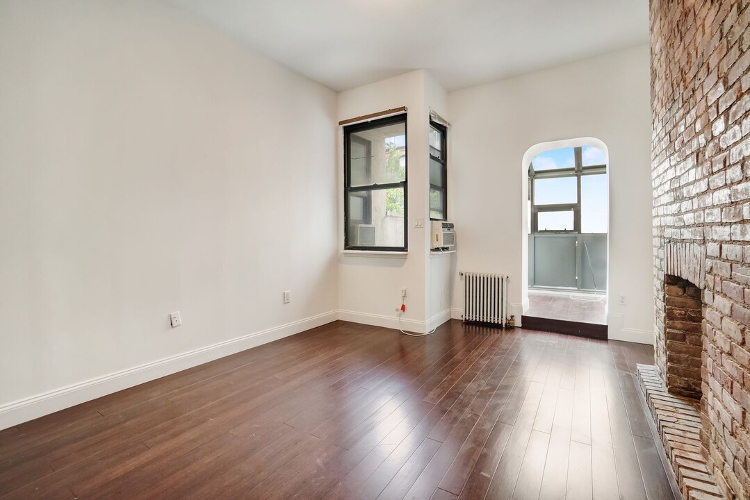 275 W 22nd St in New York, NY - Building Photo