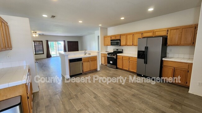 41213 Mackenzie Lane in Indio, CA - Foto de edificio - Building Photo