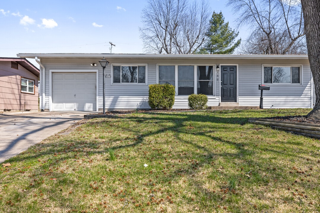 250 Coteau Ln in Florissant, MO - Building Photo