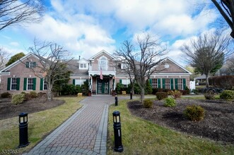 216 4 Seasons Dr in Wayne, NJ - Foto de edificio - Building Photo