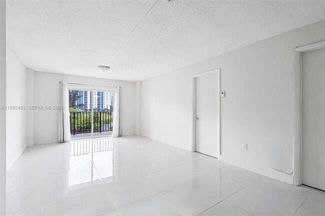 4801 NW 7th St in Miami, FL - Foto de edificio - Building Photo