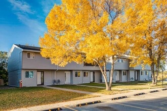 Lynbrook Townhouses in Moose Jaw, SK - Building Photo - Building Photo