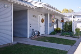 Cedar Terrace Townhomes in St. Cloud, MN - Foto de edificio - Building Photo