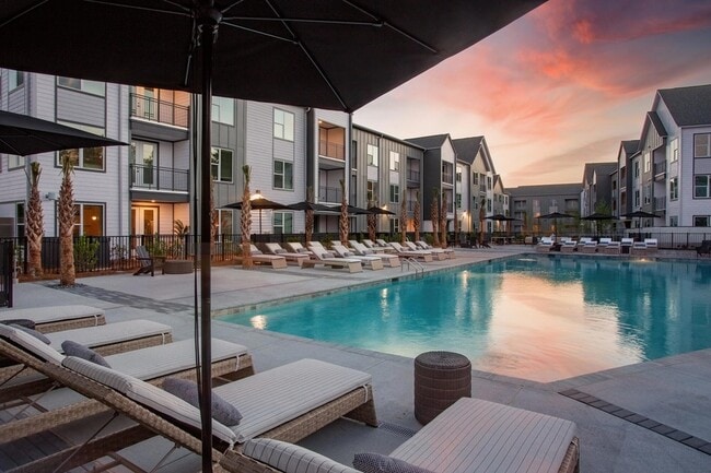 2403 Mall Dr in North Charleston, SC - Building Photo - Building Photo