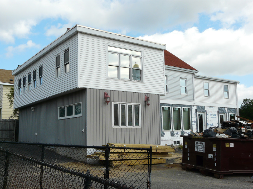 11 Oakland St in Medford, MA - Building Photo