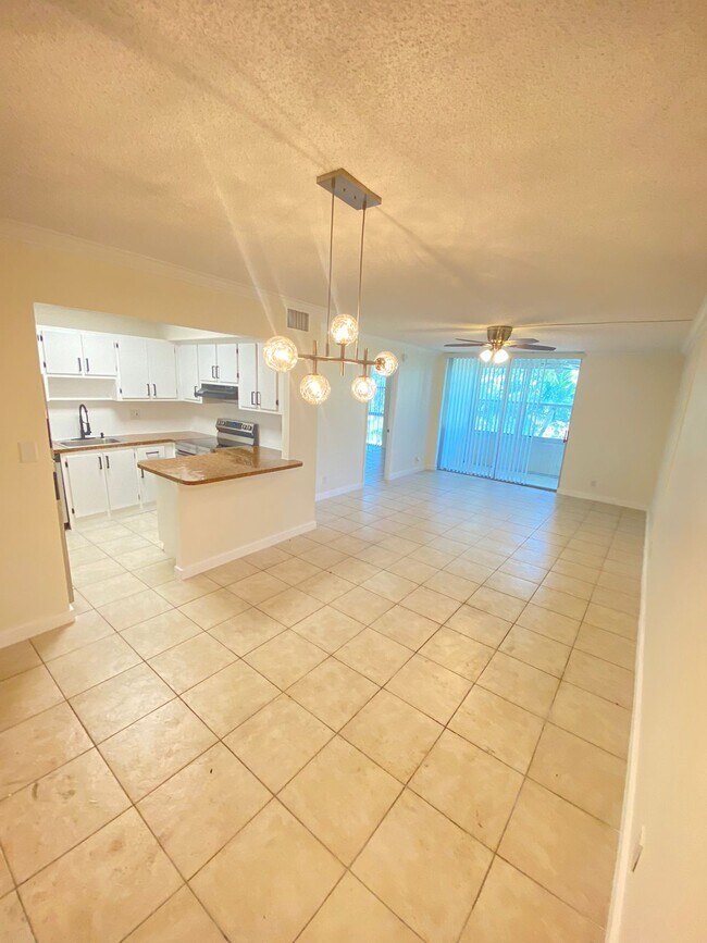 2029 NW 46th Ave in Lauderhill, FL - Foto de edificio - Building Photo