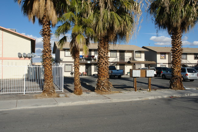 2228 Saturn Ave in North Las Vegas, NV - Foto de edificio - Building Photo