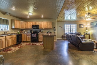 435 County Road 3213 in De Kalb, TX - Foto de edificio - Building Photo