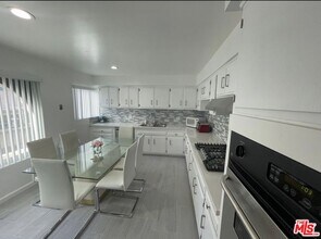 5271 Newcastle Ave in Los Angeles, CA - Building Photo - Building Photo