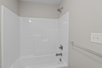 1240 Cross Creek Cir in Greenville, NC - Building Photo - Building Photo