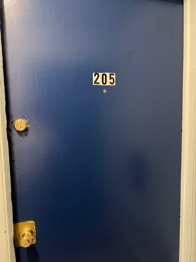 2412 Azalea Garden Rd, Unit 205 in Norfolk, VA - Foto de edificio - Building Photo