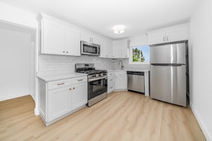 621 S 5th St in Lindenhurst, NY - Building Photo