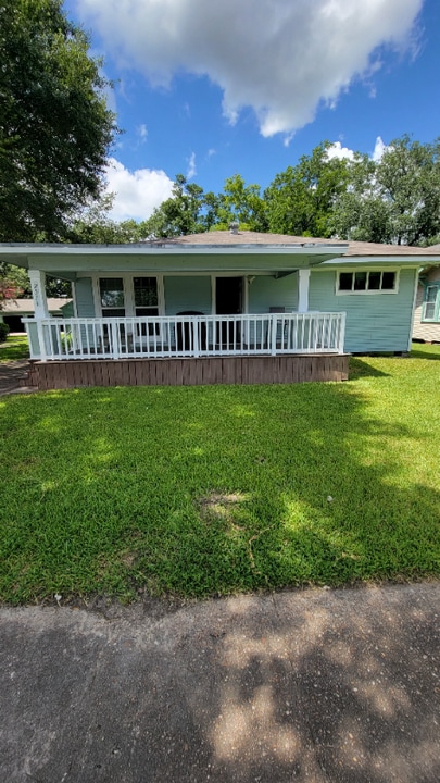 2574 Mcfaddin Ave in Beaumont, TX - Building Photo