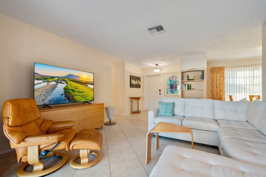 7423 Dickens Dr in Sarasota, FL - Foto de edificio