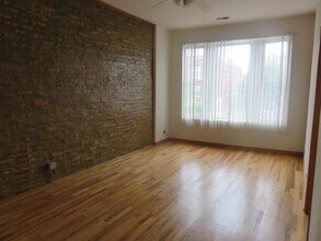 2048 N Western Ave in Chicago, IL - Foto de edificio - Building Photo