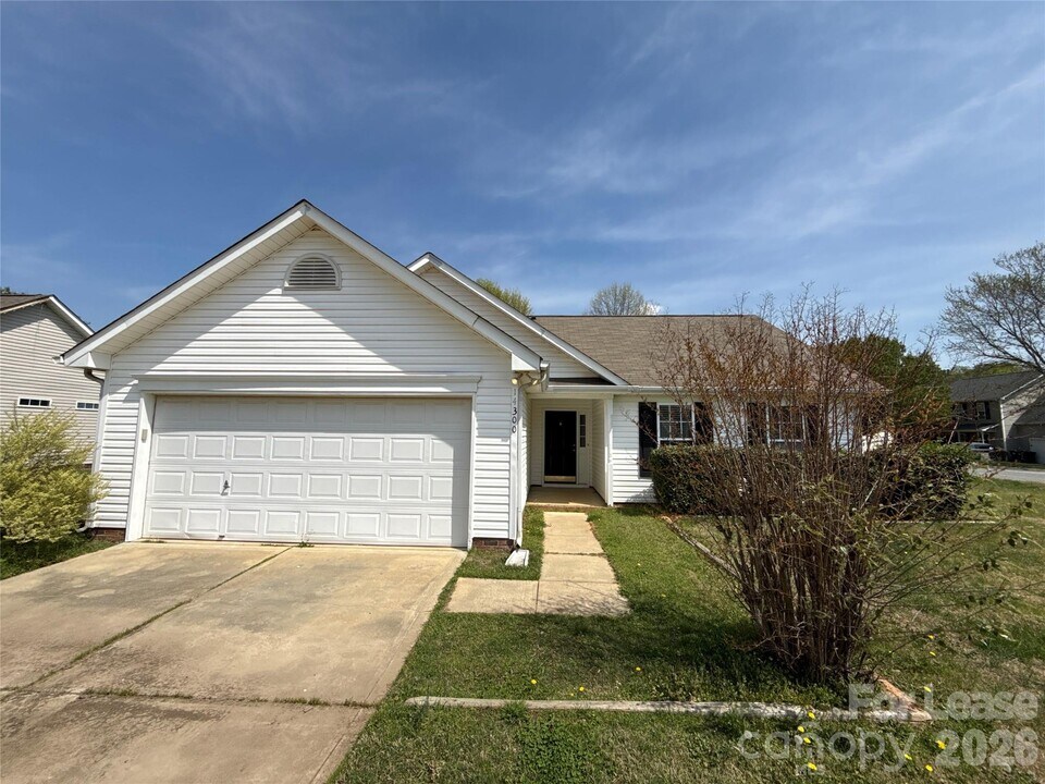 14300 Menifee Dr in Huntersville, NC - Building Photo