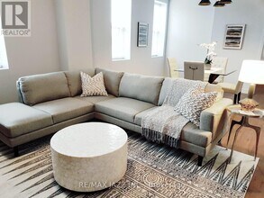 310 King St E in Oshawa, ON - Building Photo - Building Photo