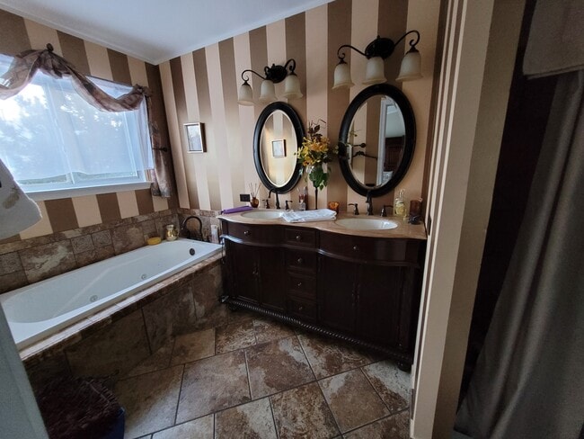 2075 College Green Dr in Elgin, IL - Building Photo - Building Photo