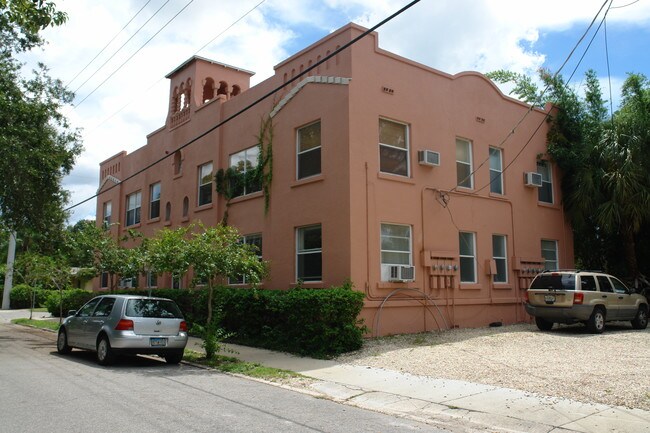 Embassy Arms in Sarasota, FL - Foto de edificio - Building Photo