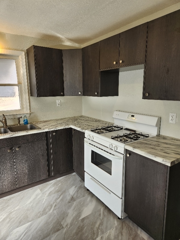 300 Nipper St in Fayette, MO - Foto de edificio - Building Photo