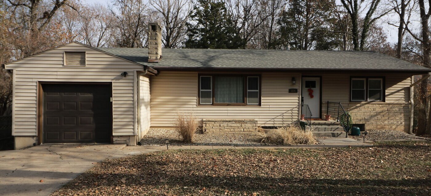 324 N Delaware Ave in Manhattan, KS - Building Photo