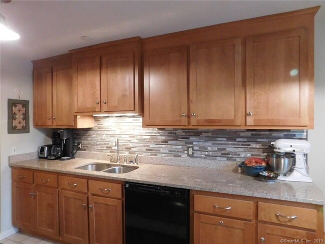 32 Upper Pattagansett Rd in East Lyme, CT - Building Photo - Building Photo
