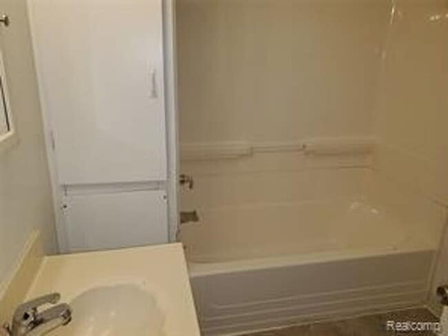 23745 Rein Ave in Eastpointe, MI - Building Photo - Building Photo