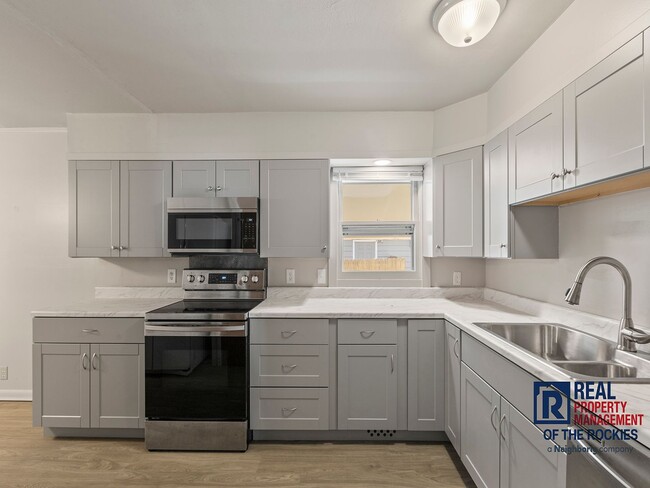 property at 1401 Broadview Pl