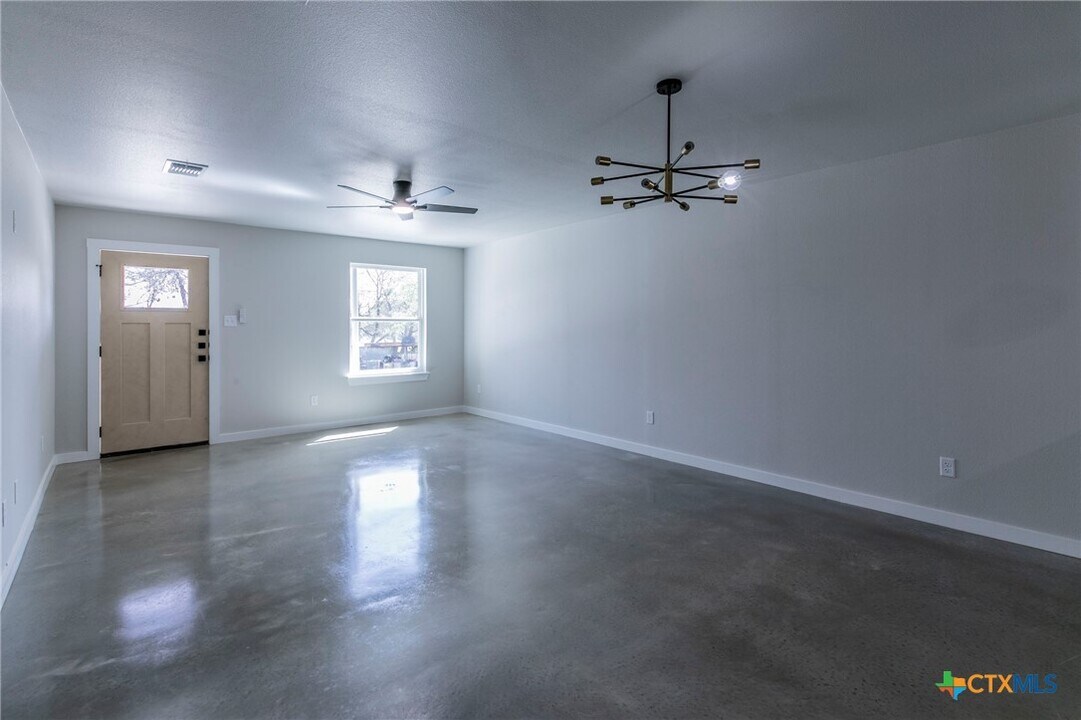 214 N Sparks St in Belton, TX - Building Photo