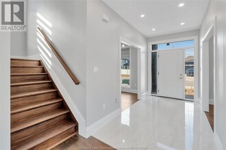 1933 Villa Canal Dr in Kingsville, ON - Building Photo - Building Photo