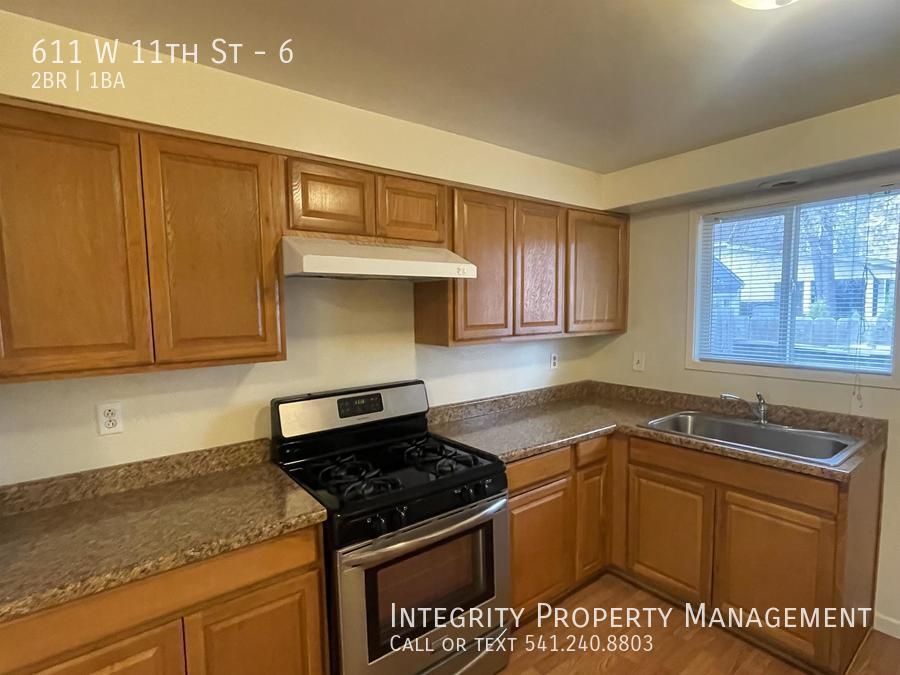 611 W 11th St, Unit 6 in Medford, OR - Building Photo