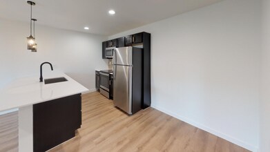 5103 Live Oak St, Unit 1101 in Dallas, TX - Foto de edificio - Building Photo