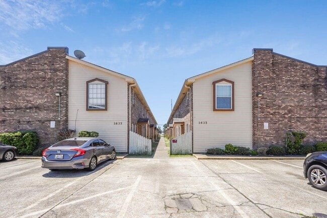 property at 1635 Newport Pl